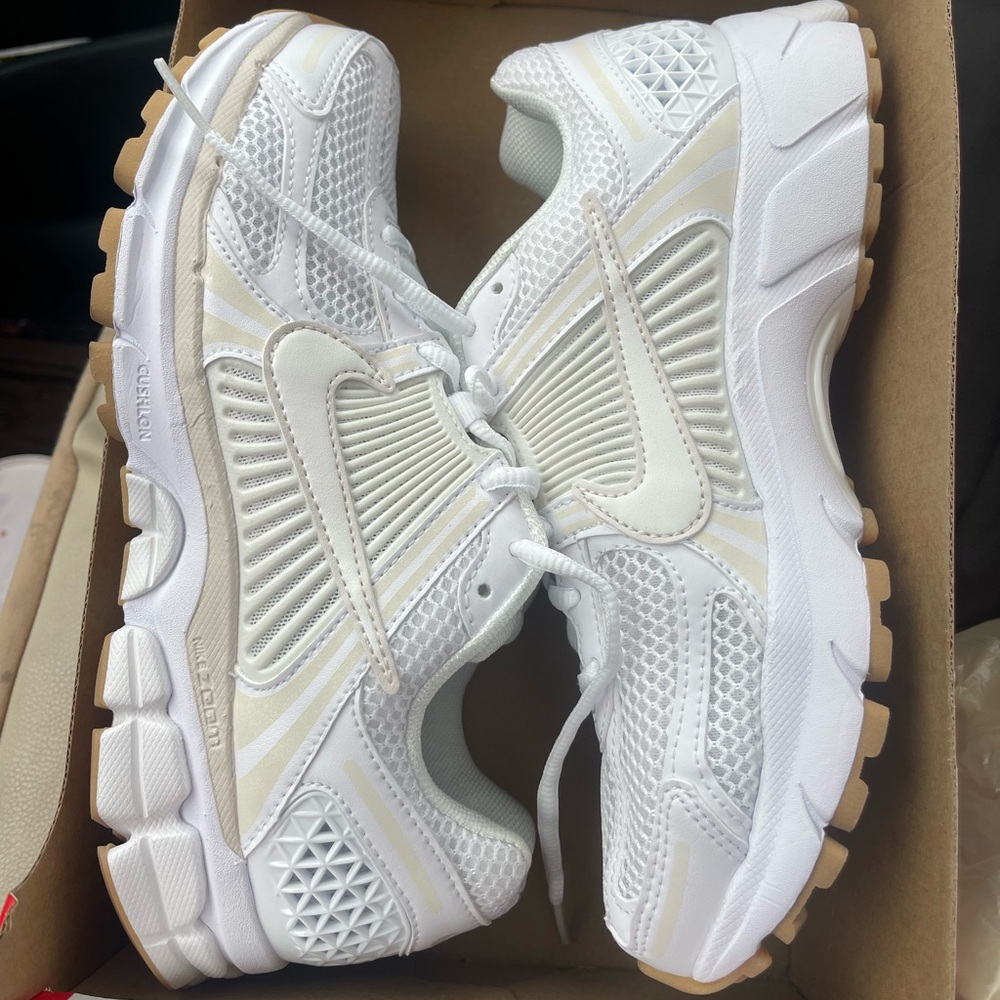 Nike Zoom Vomero 5 Sail Coconut Milk - Womens Size 8.5 - BRAND NEW IN BOX